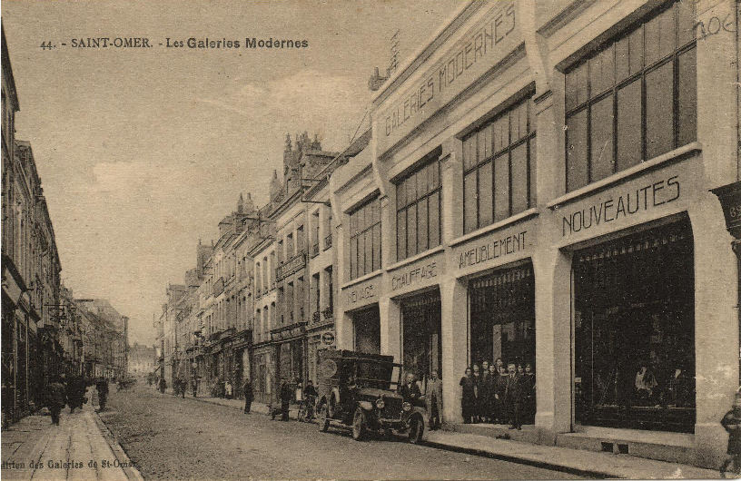 Dans le milieu de la rue en descendant ce trouvait sur la gauche les galeries modernes, un magasin ou l'on pouvait trouver un peu de tout, c'est l'ancêtre des supermarchés. 